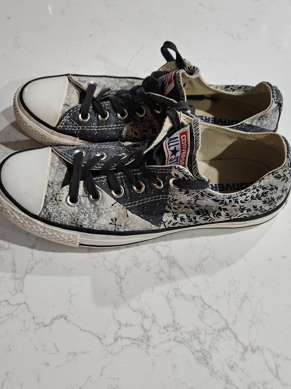 All Stars Chuck Taylor Converse Women’s Sneakers in Black and White Size 8 - Picture 3 of 6